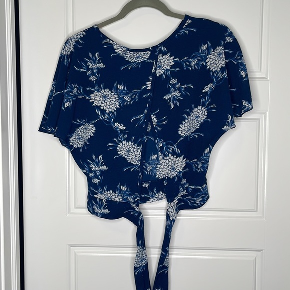Suzy Shier Blue and White Floral top with back tie Size XS/XP - Picture 8 of 8
